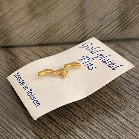 Vintage Gold-plated Foot Prints in the Sand Pin - Tie Tac - Lapel Pin - Picture 2 of 10